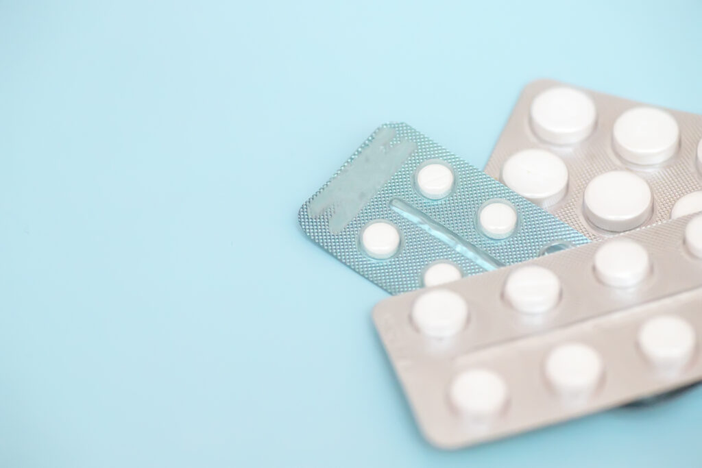 ニキビ治療には市販薬と処方薬の2種類があります!