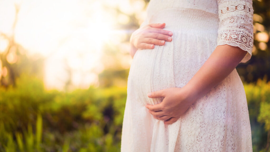 妊娠中のニキビの原因って？安全美肌を保つケア・治療法のポイン...