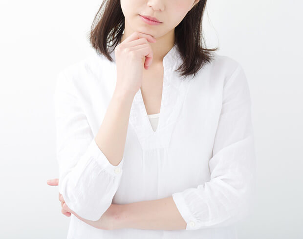 悩んでいる女性
