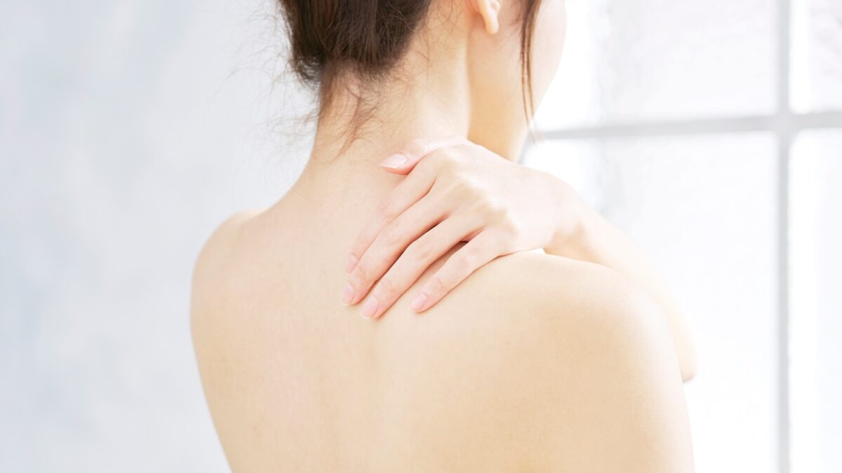 背中のケアをする女性