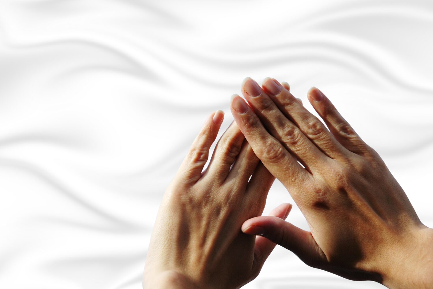 手のシミを薄く・消すには?美容皮膚科でできる治療法