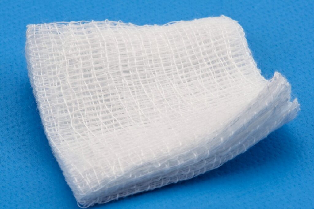 出血した場合は止血後に保護する