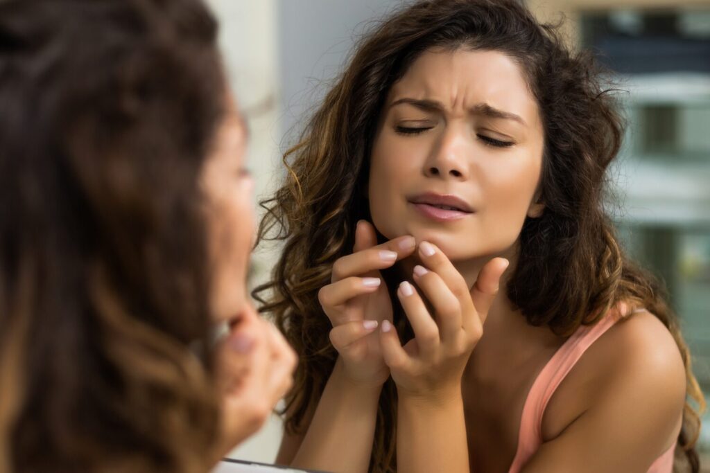 ニキビを潰した後はどうする?跡を防ぐ対処法