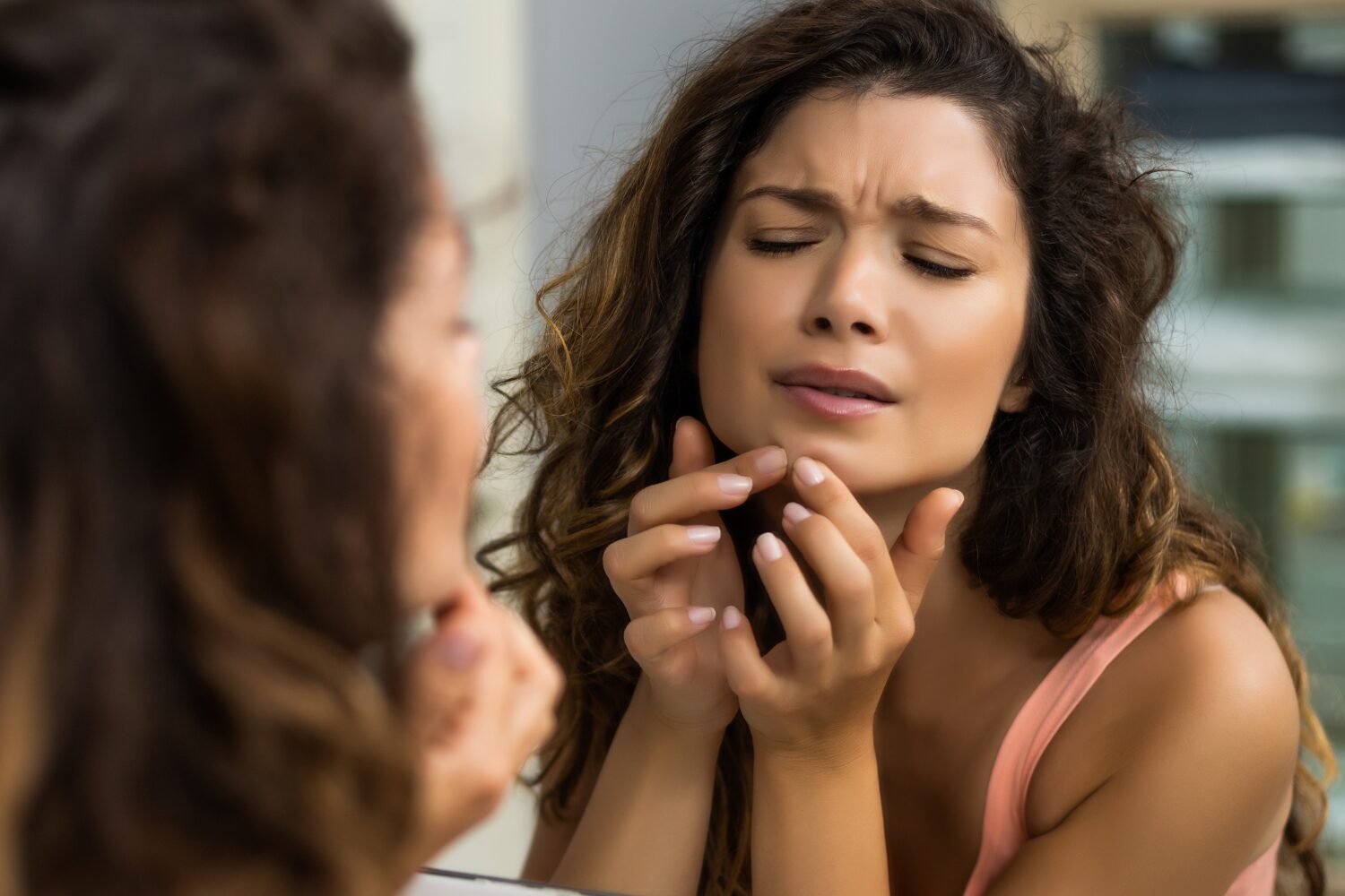 ニキビを潰した後はどうする？跡を防ぐ対処法